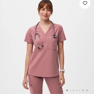 Figs Catarina One-Pocket Scrub Top in Mauve Color, size M